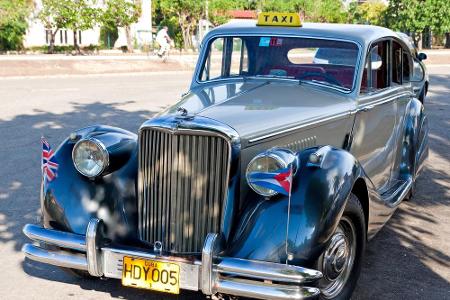 Oldtimer-Fans geht deshalb bei einem Kuba-Urlaub das Herz auf. Wer würde sich nicht gerne einmal in so einem Taxi kutschiere...