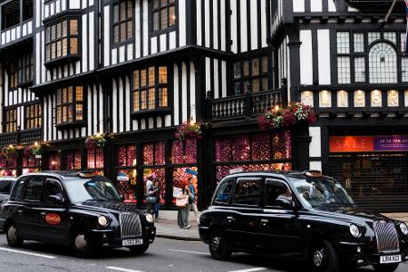 So wie auch die weltberühmten Londoner Cabs lackiert sind.