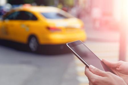 In Zukunft werden Taxis wohl immer öfter über Apps geordert werden.