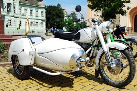 Streng genommen ist ein Motorrad mit Beiwagen auch ein Dreirad.