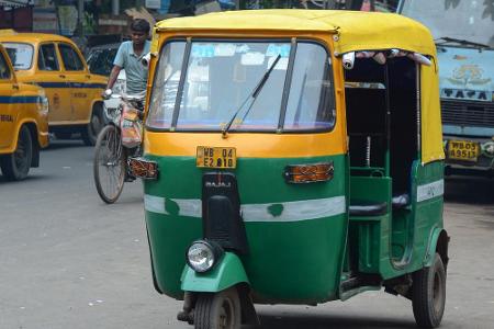 Auto-Rikschas, umgangssprachlich Tuk-Tuk genannt, prägen das Straßenbild in vielen Ländern Asiens. So wie hier in Indien.