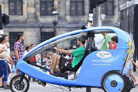 In den Touristenzentren Deutschlands begegnet man diesen Vehikeln: Moderne Rikschas für den lauffaulen Stadtbesucher.