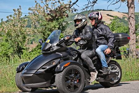 Der BRP Can-Am Spyder Roadster kann sich auch nicht wirklich entscheiden, was er sein will: Motorrad oder Sportwagen?