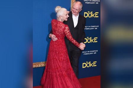 In roter Robe: Helen Mirren tanzt mit Co-Star über den roten Teppich