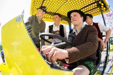 Ein paar Einheimische lassen es sich nicht nehmen, in Tracht zu erscheinen.