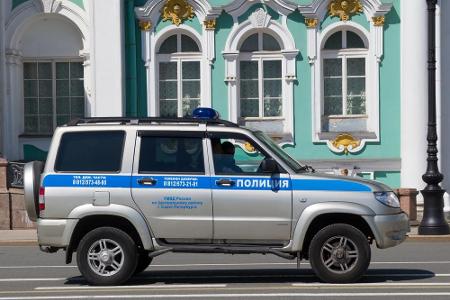 Eher rustikal ist die Ordnungsmacht im russischen St. Petersburg in einem Geländewagen unterwegs.