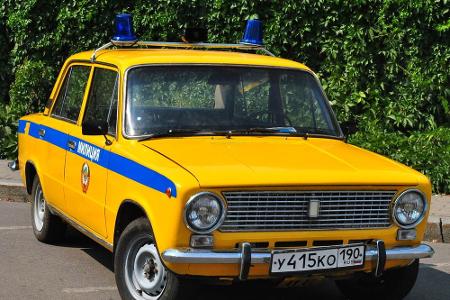Vor 30 Jahren sahen bestimmte Polizeiautos in Russland eher wie Taxis aus.