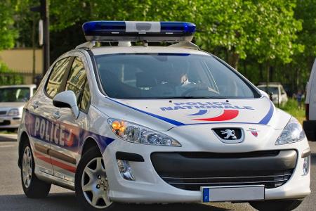 Die französische Polizei zeigt sich patriotisch und kurvt im Peugeot durch die Stadt.