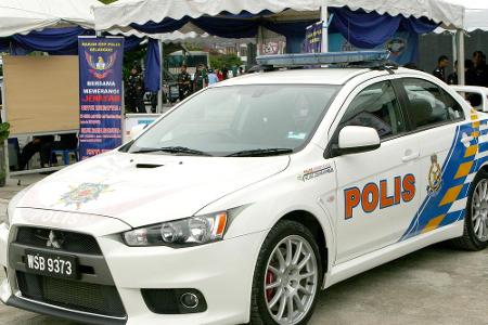 Sportlich unterwegs ist die Polizei in Kuala Lumpur, Malaysia. Ein Mitsubishi Lancer Evolution lässt keine Verbrecher entkom...