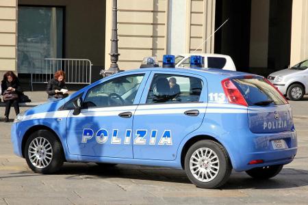 Italien liebt Kleinwagen. Auch die Polizei? Ein Fiat Punto fällt als Einsatzfahrzeug verglichen mit einem ...