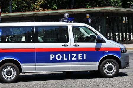 Ganz brav sind die Österreicher unterwegs zum Einsatz - im VW Bus.