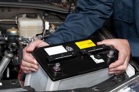 Für den Batterietausch ist zumeist kein besonderes Werkzeug notwendig. Eher schwierig: die Batterie zu finden. Denn oft ist ...