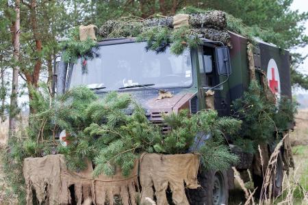 Kaum zu erkennen, doch hinter der Tarnung verbirgt sich ein Unimog der Bundeswehr. Und zwar eines der Modelle mit kantiger M...