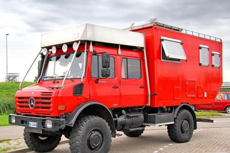 Den Unimog gibt es in unzähligen Ausführungen, Motortypen, verschiedenen Radständen, Gewichtsklassen und Aufbauten. Im Bild ...