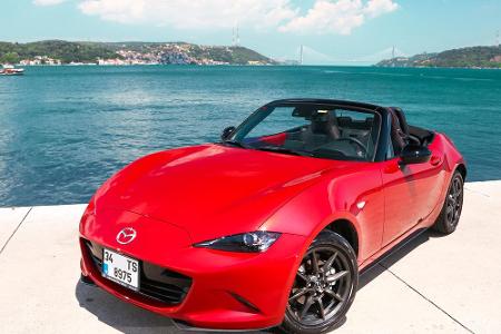 Das Spaßauto schlechthin: Der Mazda MX-5. Fast baugleich auch als Fiat Spider zu haben. Doch wir wählen den Japaner. 23.000 ...
