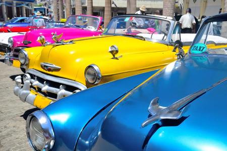 Farben, die das Herz erfreuen. Auf der Straße sind sie jedoch selten zu sehen. Welche Farben bei Autofahrern hoch im Kurs st...