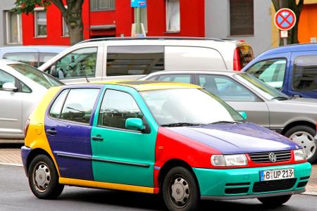 Autos müssen ja nicht gleich so aussehen wie dieser - übrigens serienmäßig - BUNTE Polo Harlekin aus den 90er Jahren, aber e...