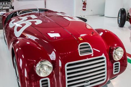 Der 125 von 1947 war der erste Ferrari. Vom Design noch verwechselbar, doch die Farbe, das schöne Renn-Rot, steht ihm schon ...