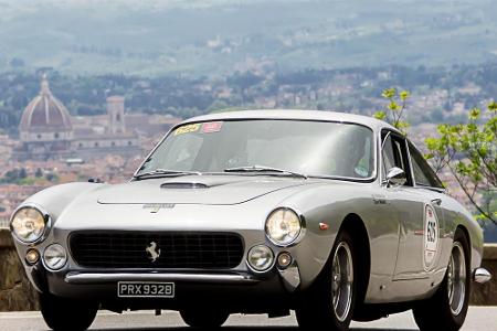 Elegant flaniert dieser Ferrari 250 GT Berlinetta Lusso über Straßen in Anhöhen über Florenz. Mehr Geschichte und Stil in ei...