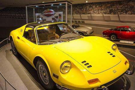 Dino wird dieser gelbe Sportwagen gerufen. Benannt nach dem früh verstorbenen Sohn des Firmengründers Enzo. Ab 1967 gab es i...