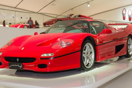 Seinen Nachfolger bekam der F40 schon im Jahr 1995 mit dem F50. Softer im Design und im Wesen hat er lange nicht das Ansehen...