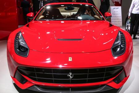 Momentanes Topmodell ist der F12 Berlinetta. Natürlich mit einem 12-Zylinder ausgestattet. Der Unterschied zum ersten Ferrar...