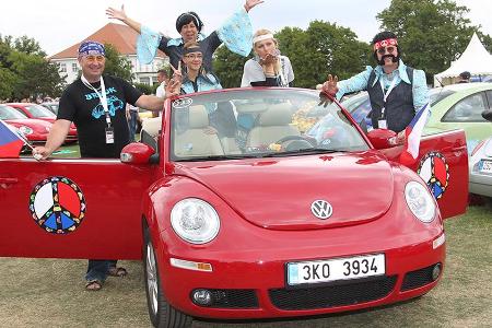 Passend zu seinen Passagieren scheint dieser VW Beetle in die Kamera zu lächeln. Und es gibt noch weitere Beispiele von Auto...
