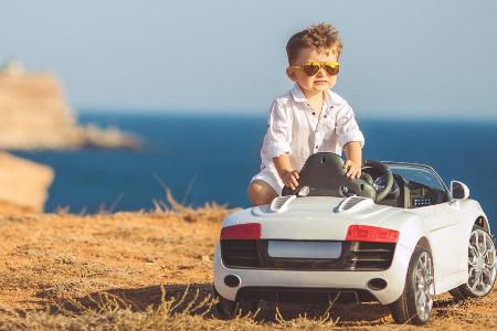 Coolness ist angeboren - möchte man ob dieses Knirpses als Fahrer eines Miniatur-Audi-R8s denken. Weitere amüsante Bilder ru...