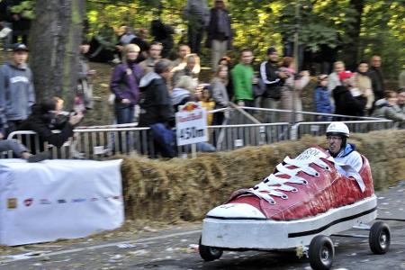 Ein Auto? Naja, zumindest hat diese Seifenkiste vier Räder. Das spezielle Außendesign macht den rasenden Schuh jedoch auffäl...