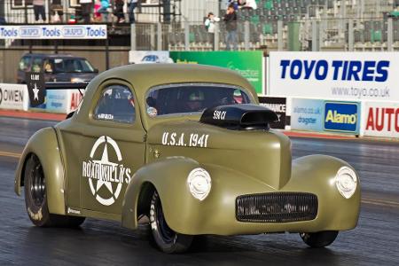 Obendrüber Custom-Car im Stil der 50er Jahre, unter der Lufthutze sicher genug Pferdestärken, um beim Dragster-Rennen ordent...