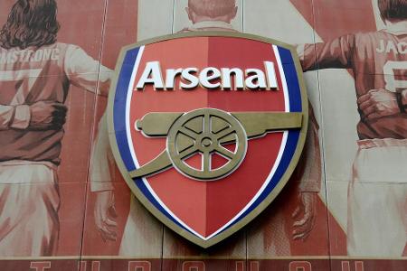 Das kann nur Arsenal London sein. Trainer Arsène Wenger ist Franzose und seit über 20 Jahren im Verein.