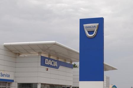 Auch Dacia ist im italienischen Fußball aktiv. Doch welchen Verein unterstützen die Rumänen?