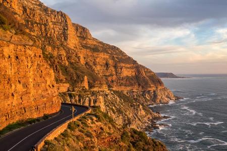 Südlich von Kapstadt in Südafrika befindet sich der Chapman's Peak Drive. Die Straße schlängelt sich über 114 Kurven entlang...