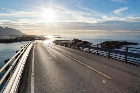Inselhüpfen in Norwegen: Die Atlantikstraße ist ein Abschnitt der Reichsstraße 64 in der Provinz Möre und Romsdal. Sie verbi...