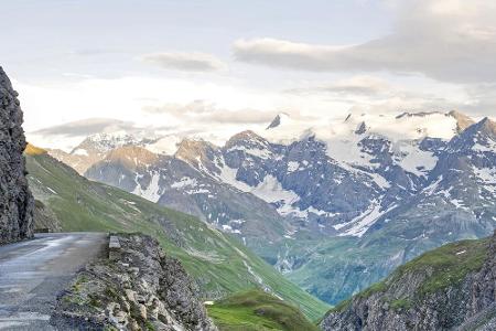 Hoch hinaus geht es auf dem Col de l'Iseran in Frankreich. Er ist mit 2.764 Metern der höchste überfahrbare Gebirgspass in d...