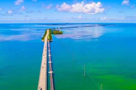 Quer über das Meer fahren - das ist in Florida ganz normal. Der Overseas Highway verbindet rund 40 Insel der Florida Keys so...