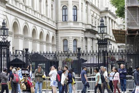 Die berühmteste Hausnummer in der Downing Street ist die Nr. 10. Hier ist der Amtssitz des britischen Premierministers. Bis ...