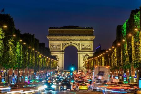 Die Prachtstraße von Paris ist die Champs-Élysées. Sie ist insgesamt 1910 Meter lang und ein Wahrzeichen der französischen H...