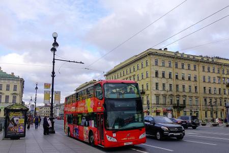 Im historischem Zentrum von St. Petersburg befindet sich die 4,5 Kilometer lange Straße Newski-Prospekt. Wer hier entlang fä...