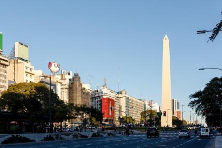 Wir wechseln den Kontinent und sind nun in Südamerika. Die Avenida 9 de Julio befindet sich in Buenos Aires. Die Straße erin...