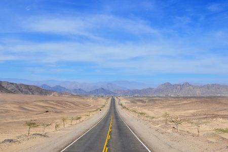 Von Alaska bis Feuerland ist die Panamericana rund 25.750 Kilometer lang. Auf dem Bild ist ein Teil der Strecke in Peru zu s...