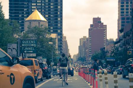 Die berühmteste Straße von New York ist die Fifth Avenue. Sie gilt auch als eine der bekanntesten Straßen der Welt. Bis zur ...