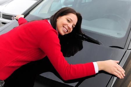 Frauen und Männer haben unterschiedliche Geschmäcker. Das gilt auch beim Autokauf. Welche Autos vor allem beim weiblichen Ge...