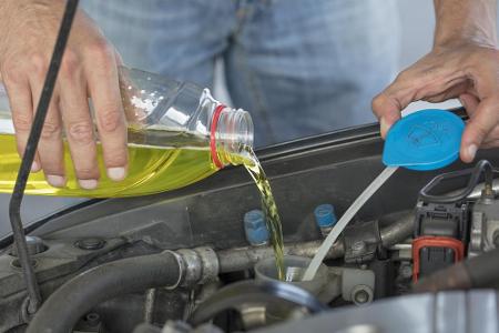 Wenn die Temperaturen fallen, droht auch das Scheibenwasser einzufrieren. Deshalb unbedingt Scheibenfrostschutz beimischen. ...