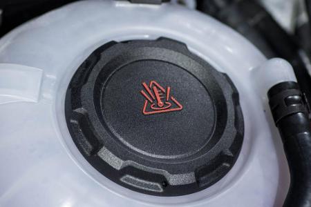 Kälte greift auch den Motor an. Deshalb ist es wichtig, das Kühlwasser mit Frostmittel zu schützen. Fehlt der Frostschutz, k...