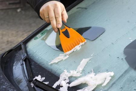 Neben der Handbürste ist der Eiskratzer der wichtigste Gegenstand, den jeder Fahrer im Auto haben sollte.
