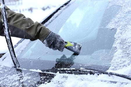Im Herbst geht es meistens noch, im Winter wird das Eiskratzen dagegen sehr unangenehm - vor allem wenn man keine Handschuhe...