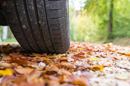 In der kalten Jahreszeit müssen sich Autofahrer auf andere Straßenverhältnisse einstellen und ihr Fahrverhalten ändern. Nich...
