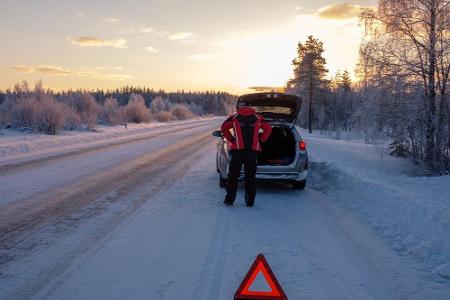 Generell gilt sowohl im Herbst als auch im Winter: Langsamer fahren, Abstand zum Vordermann erhöhen und vorsichtig sein. Bei...