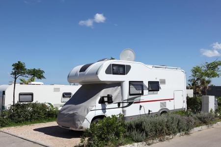 Solche Wohnmobile sind auf Europas Campingplätzen mittlerweile sehr oft anzutreffen.
